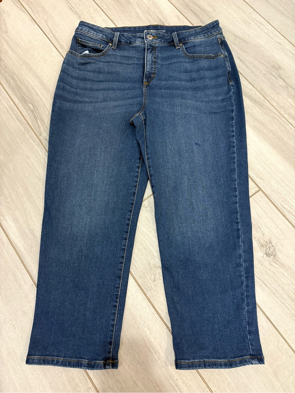 Classic Women's Curvy Capri Dark Blue Straight-Leg Jeans